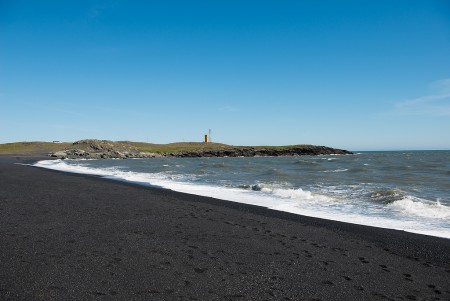 Zwarte strand van Lónsvik bij Hvalnes 