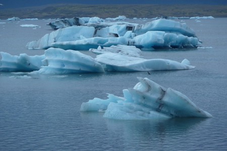 De ijsschotsen gletserlagune Jökulsárlón vanuit de amfibie boot 