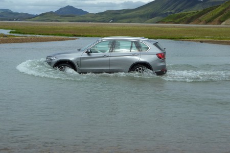 Door een rivier bij Landmannalaugur 